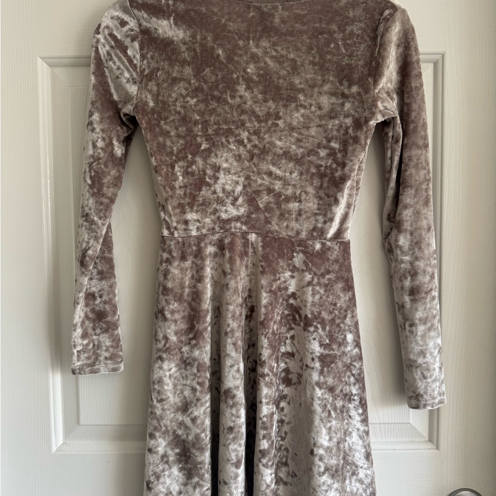 Forever 21 Crushed Velvet Long Sleeve Mini Dress in Champagne - Picture 4 of 6